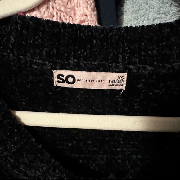 Black V-Neck Chenille Pullover Crop Sweater - Picture 5 of 8